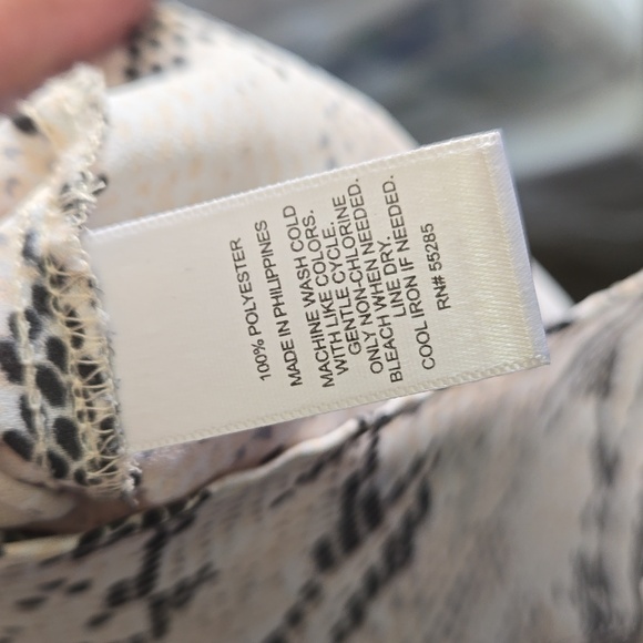 Express Button-down Sleeveless Top - Picture 7 of 7